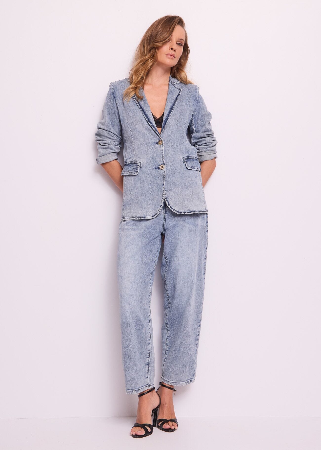 Women's carrot-fit jeans