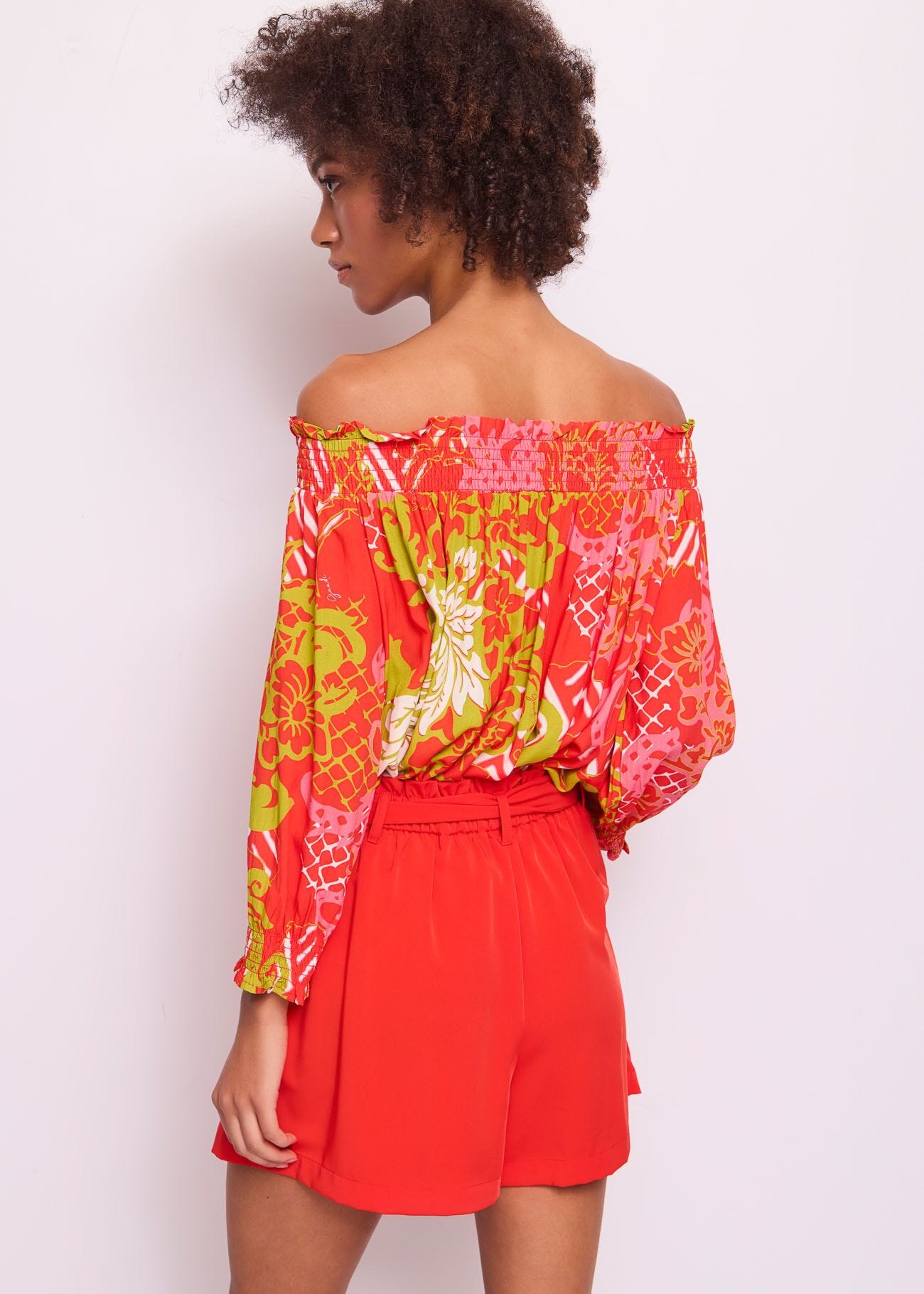 Top donna off the shoulder