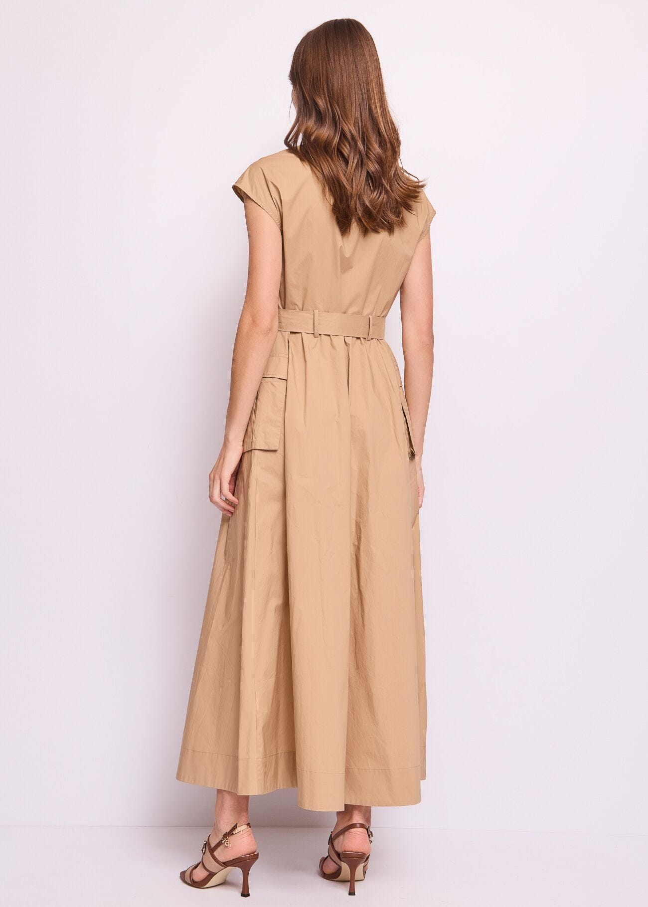 Abito da donna beige con tasche cargo