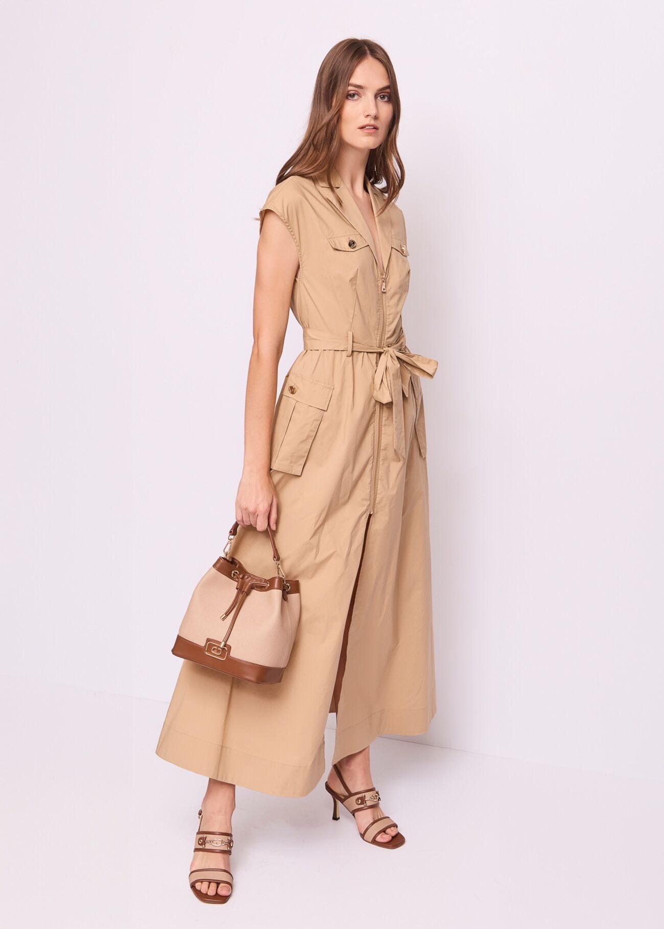 Abito da donna beige con tasche cargo