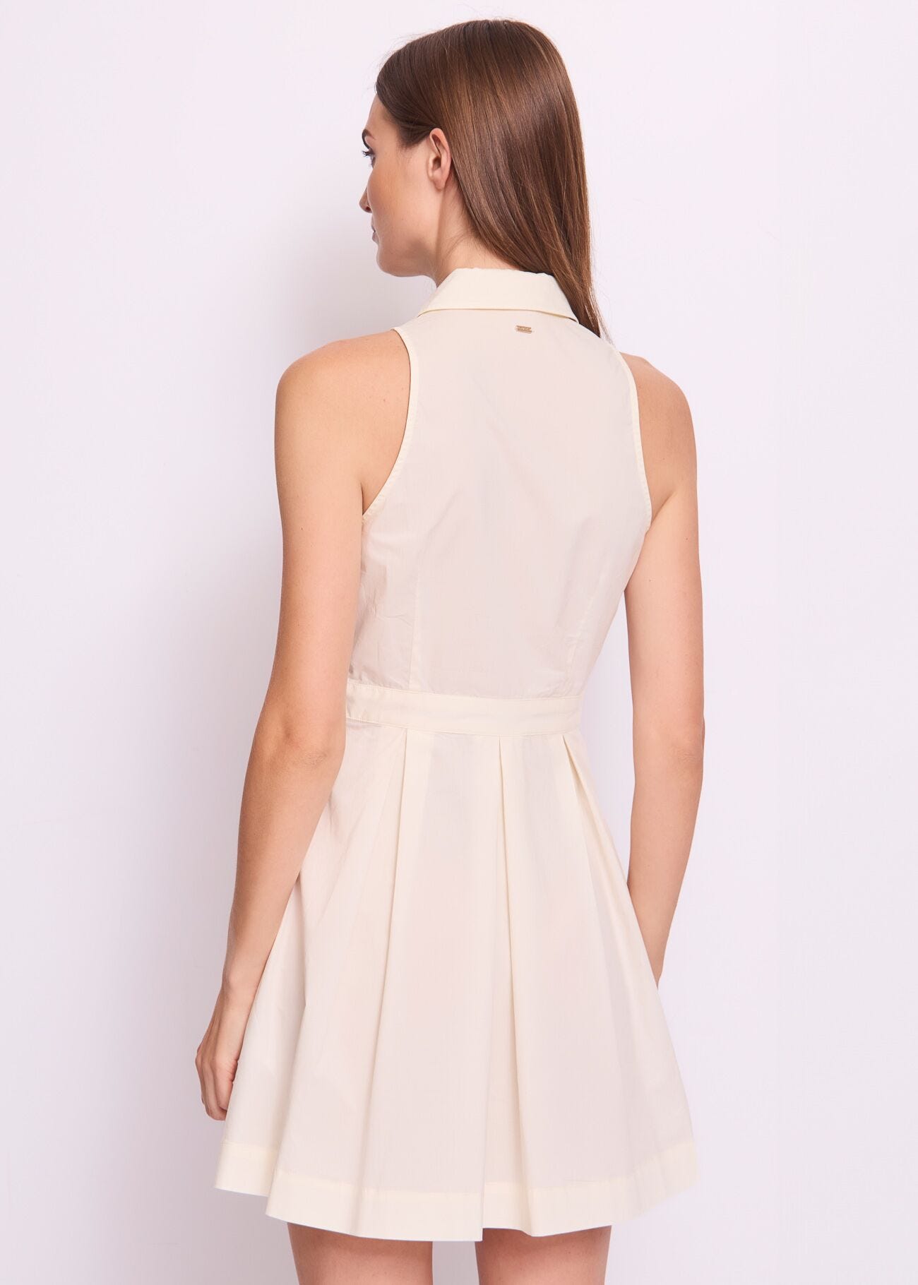 Abito da donna bianco con collo a camicia