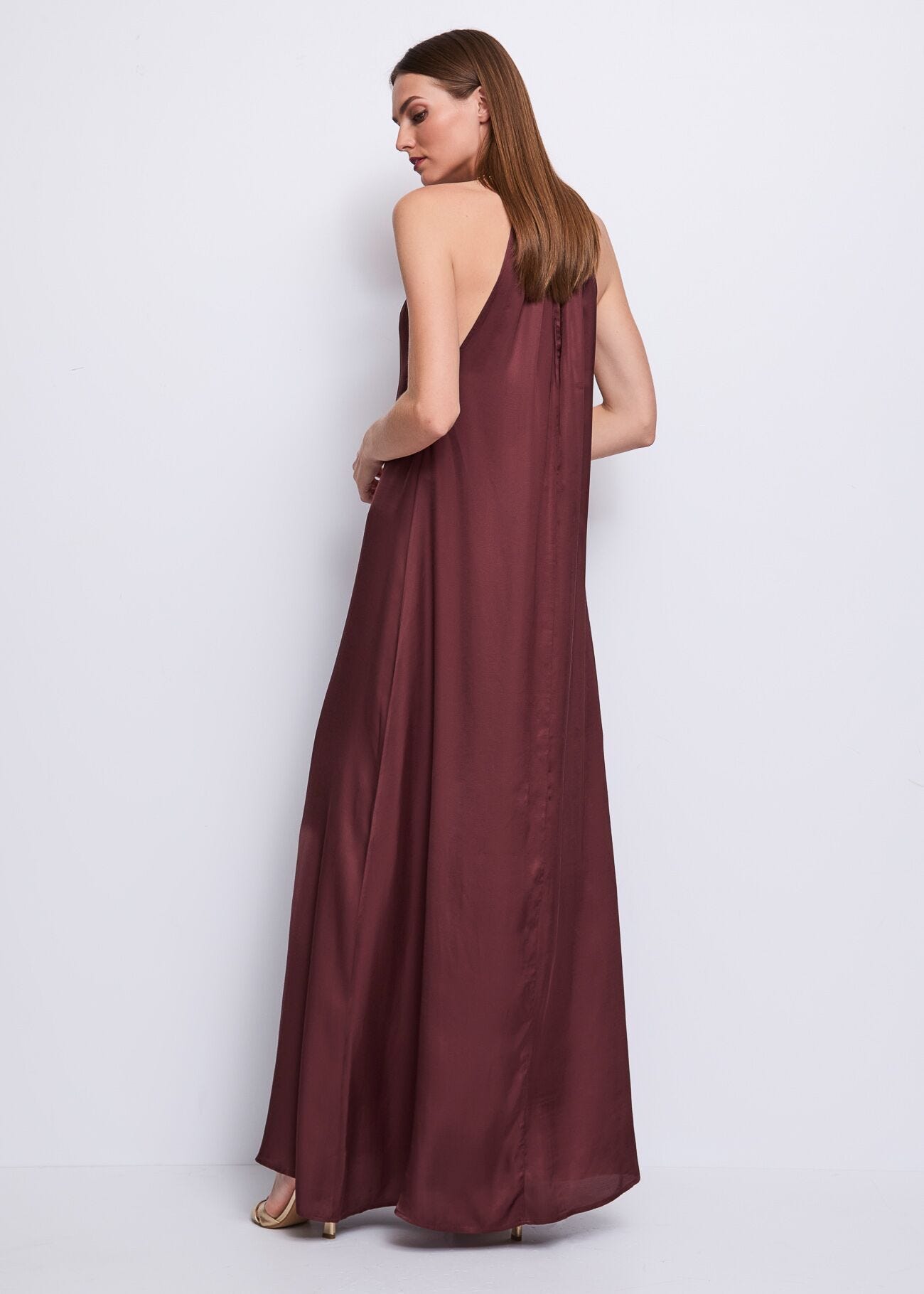 Abito da donna marrone con catena