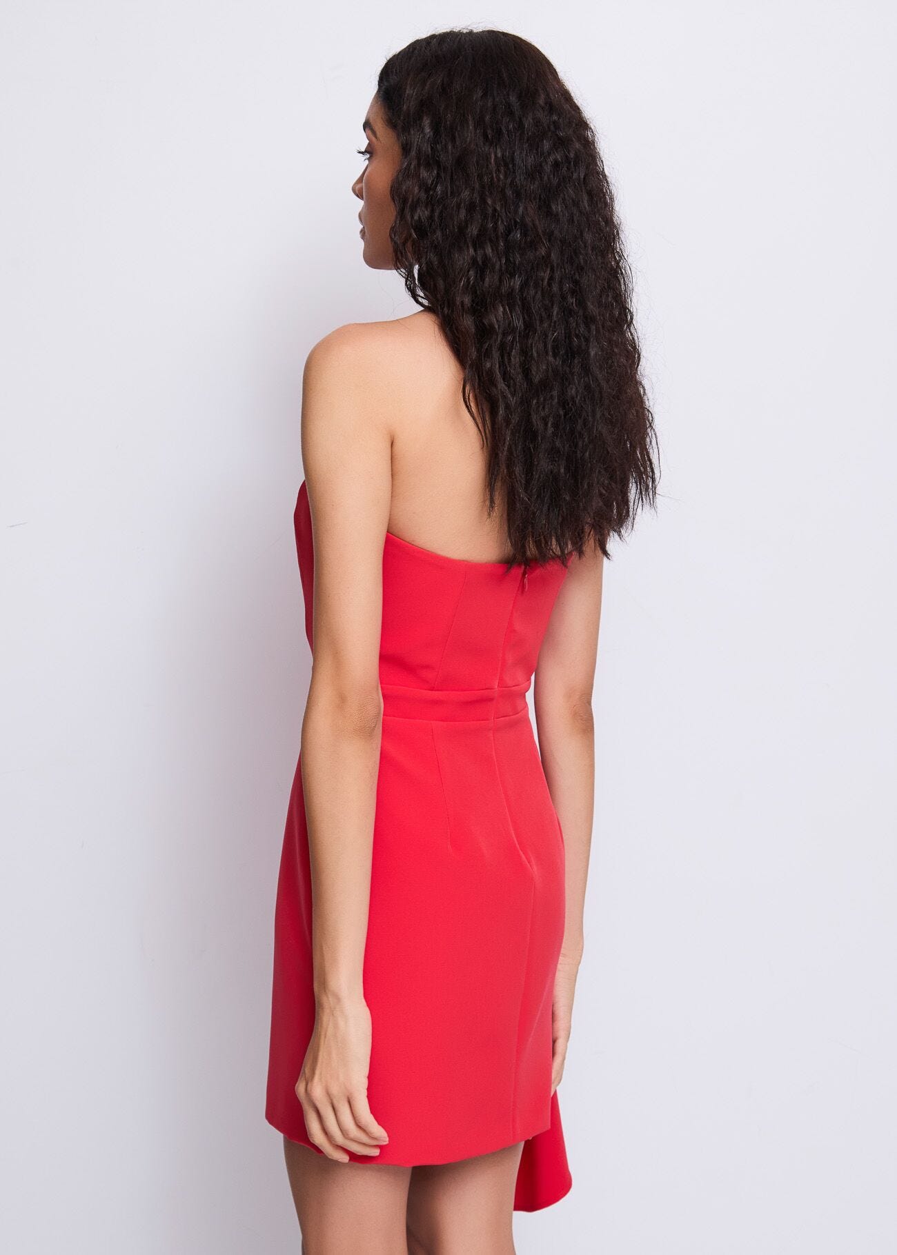 Abito da donna rosso con rouches