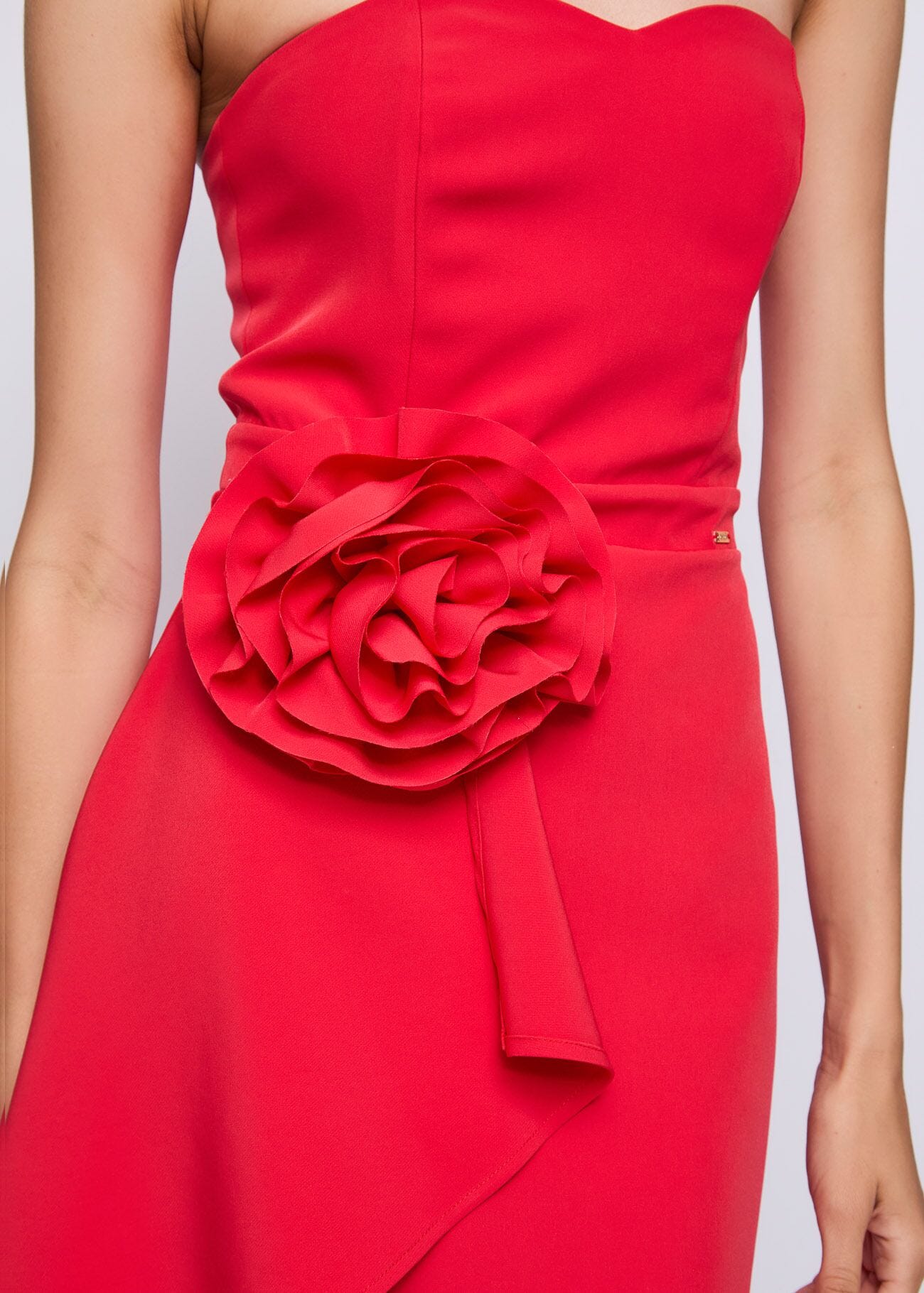 Abito da donna rosso con rouches