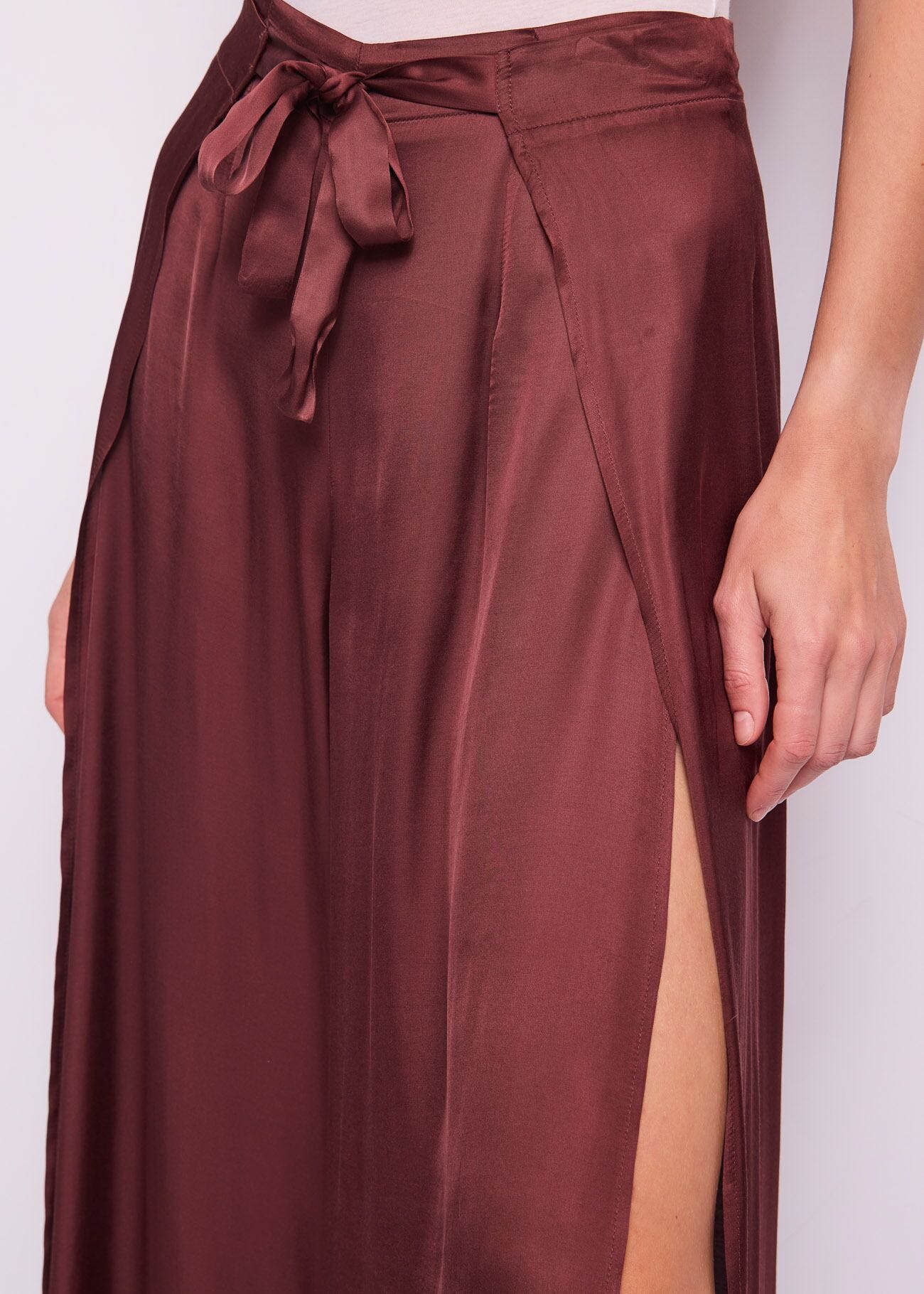 Pantalones marrones de raso para mujer