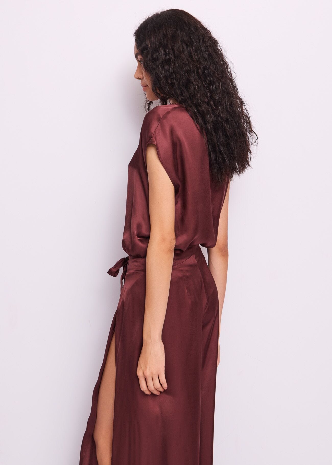 Blusa da donna marrone con scollo a V