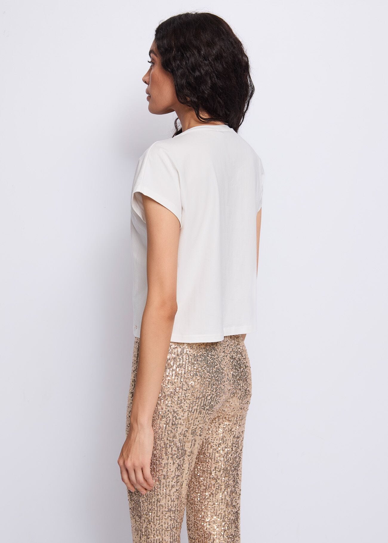 T-shirt da donna bianca con collana