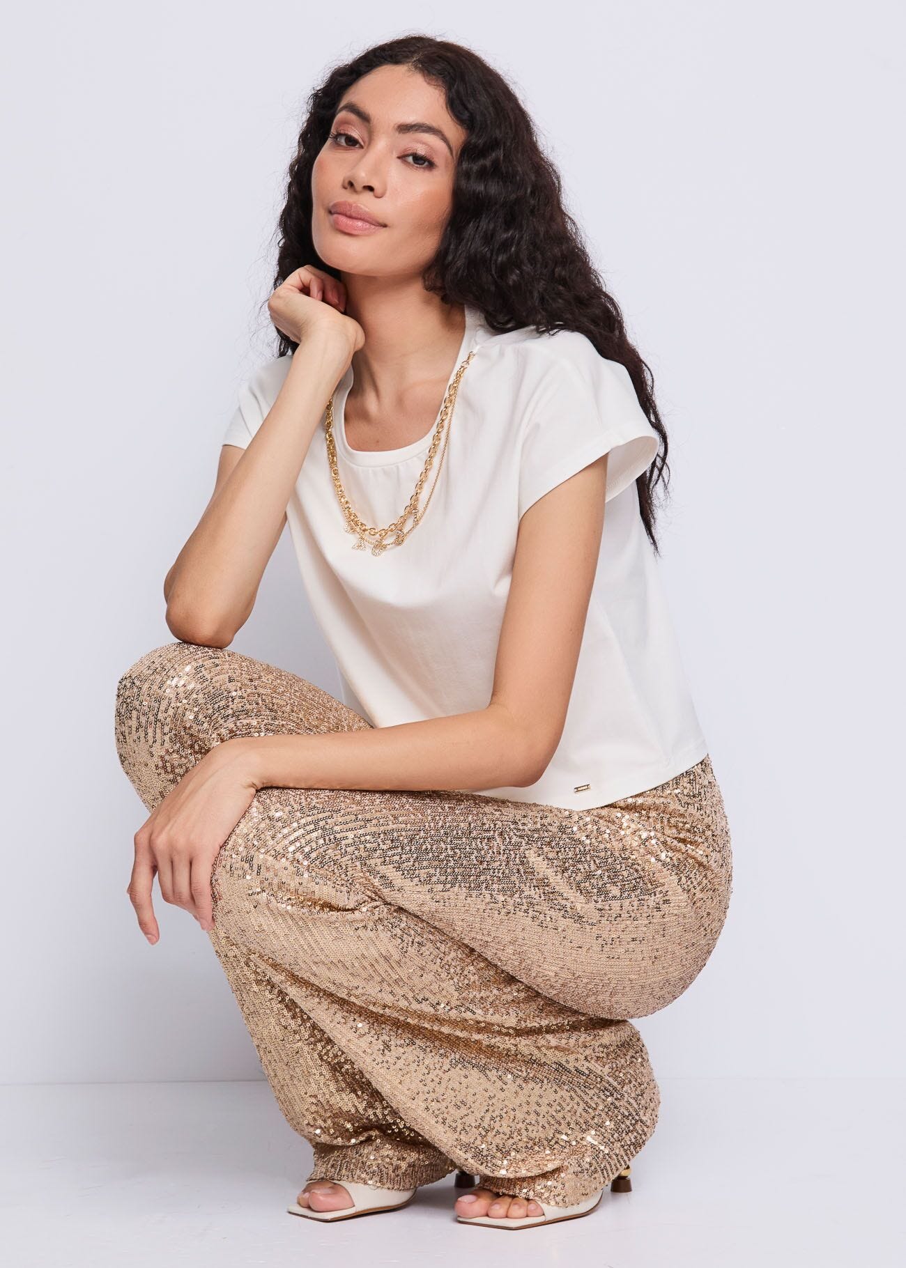 T-shirt da donna bianca con collana