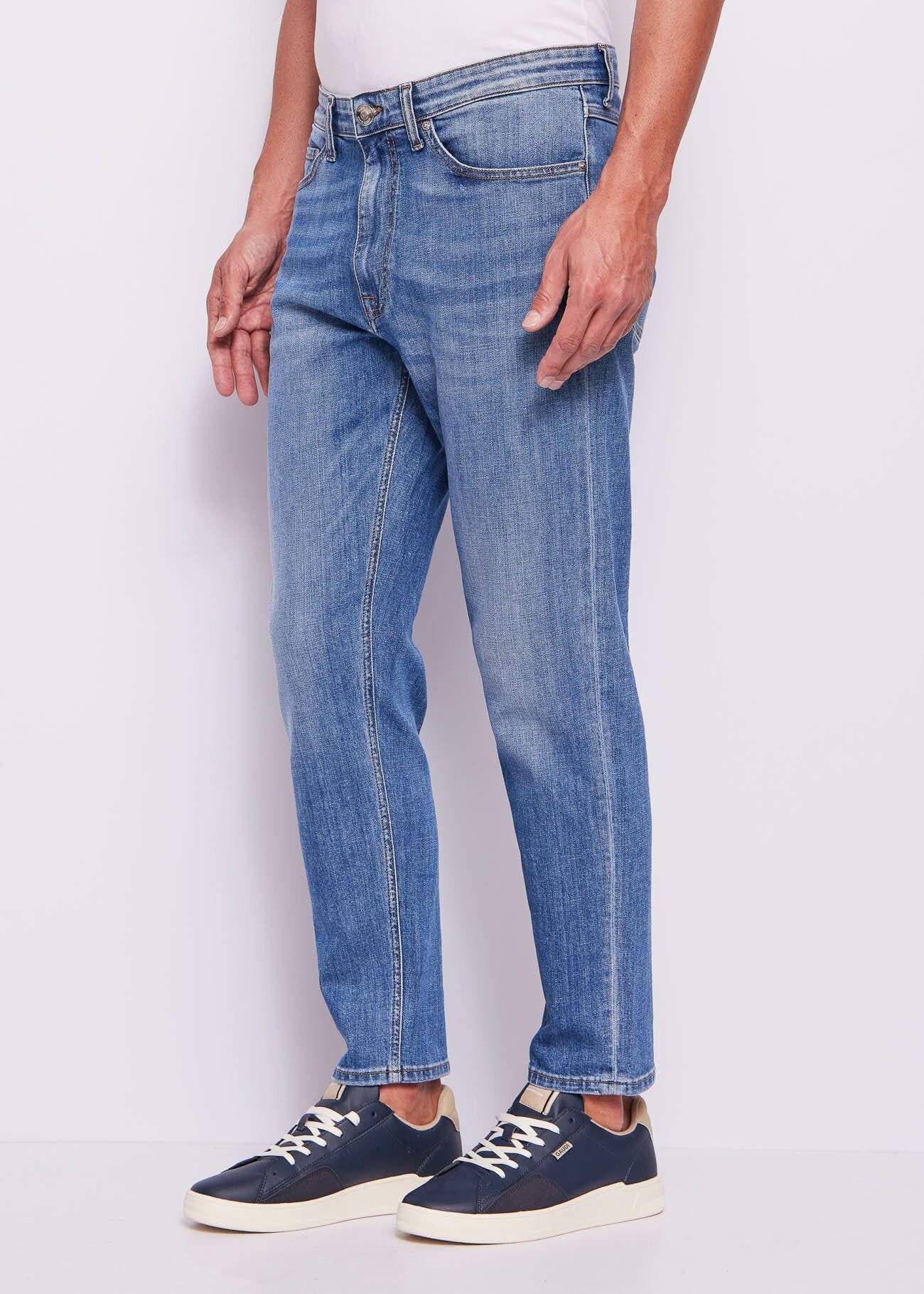 Jean tapered en coton effet usé pour homme