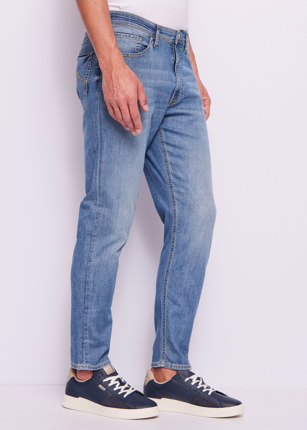 Jean tapered en coton effet usé pour homme