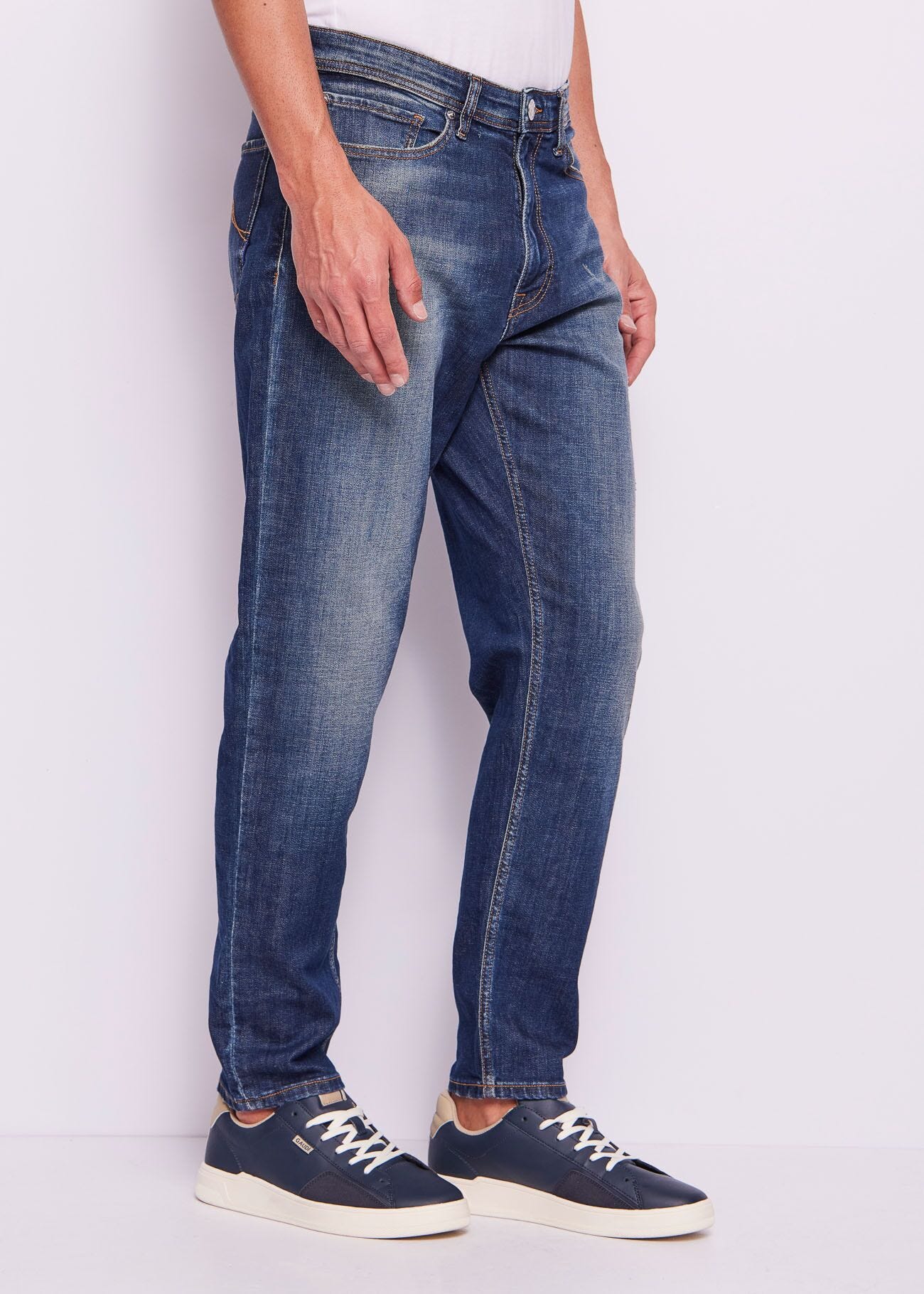 Jean tapered en coton effet usé pour homme