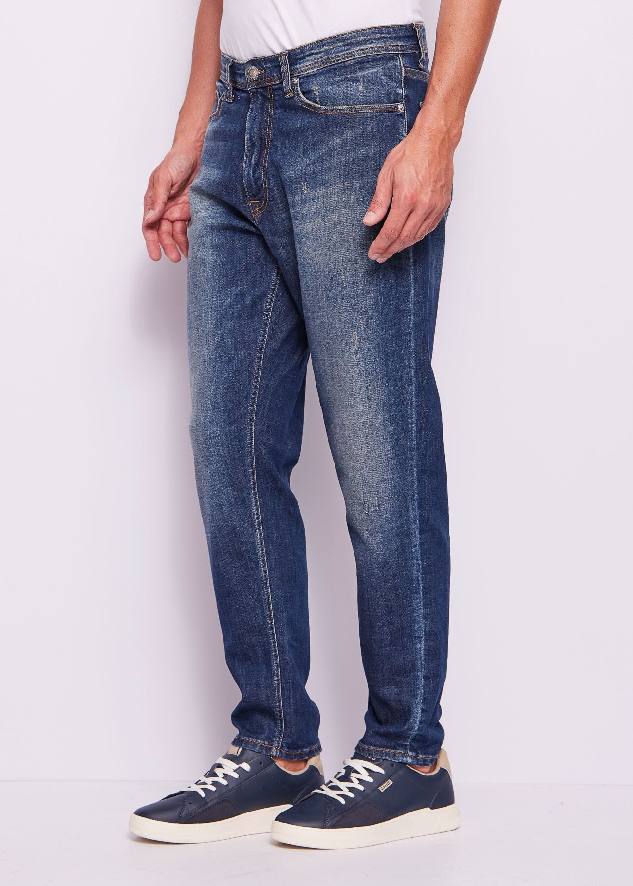 Jean tapered en coton effet usé pour homme