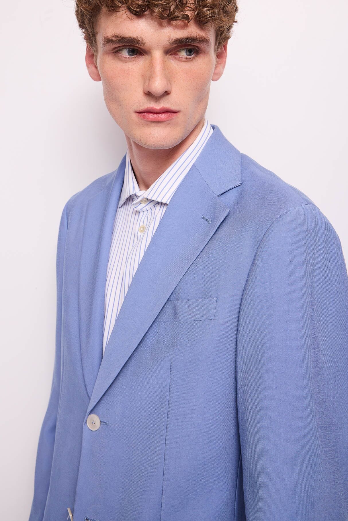 Men's single-breasted light blue blazer