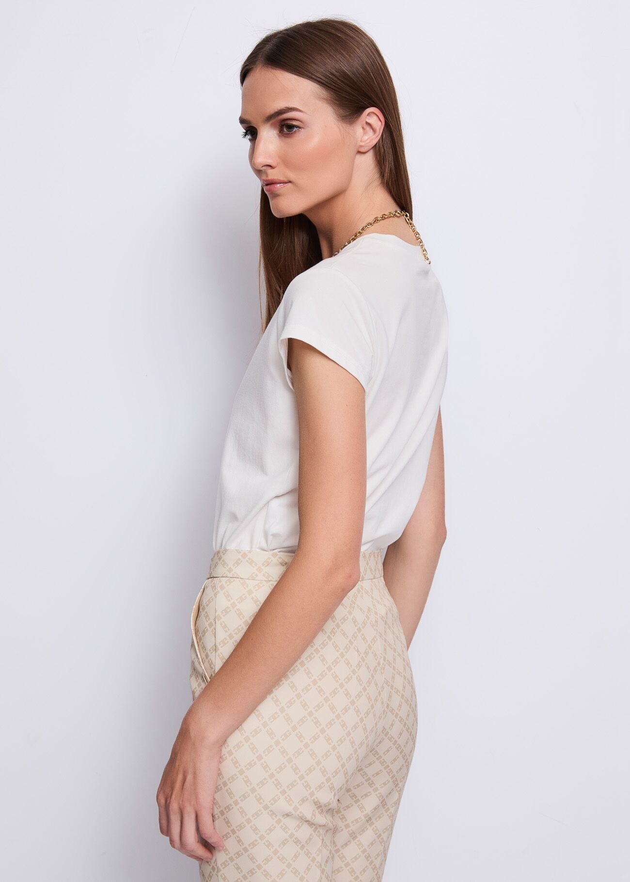 T-shirt da donna bianca con collana gioiello