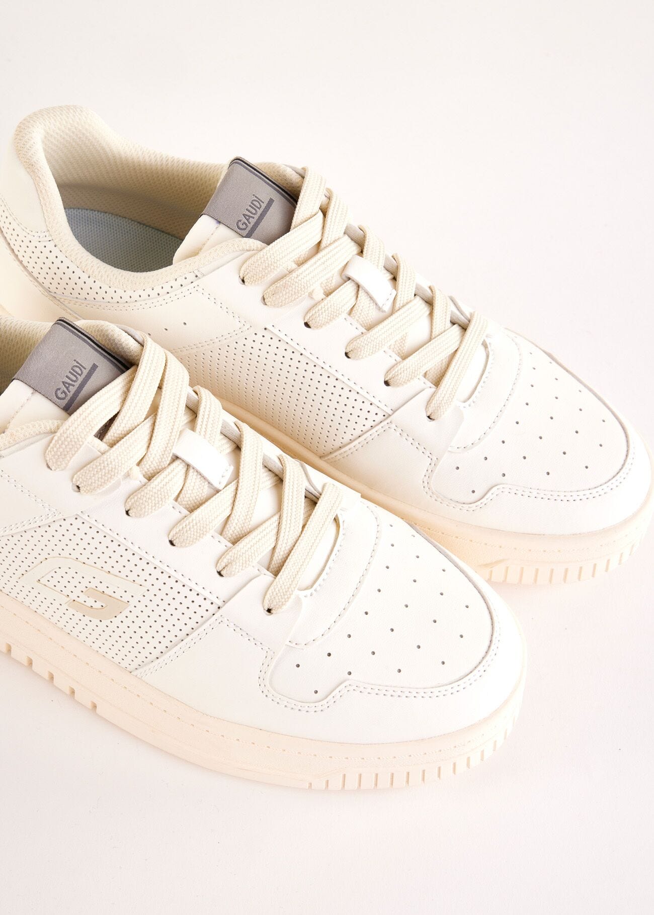 Baskets blanches en matière synthétique
