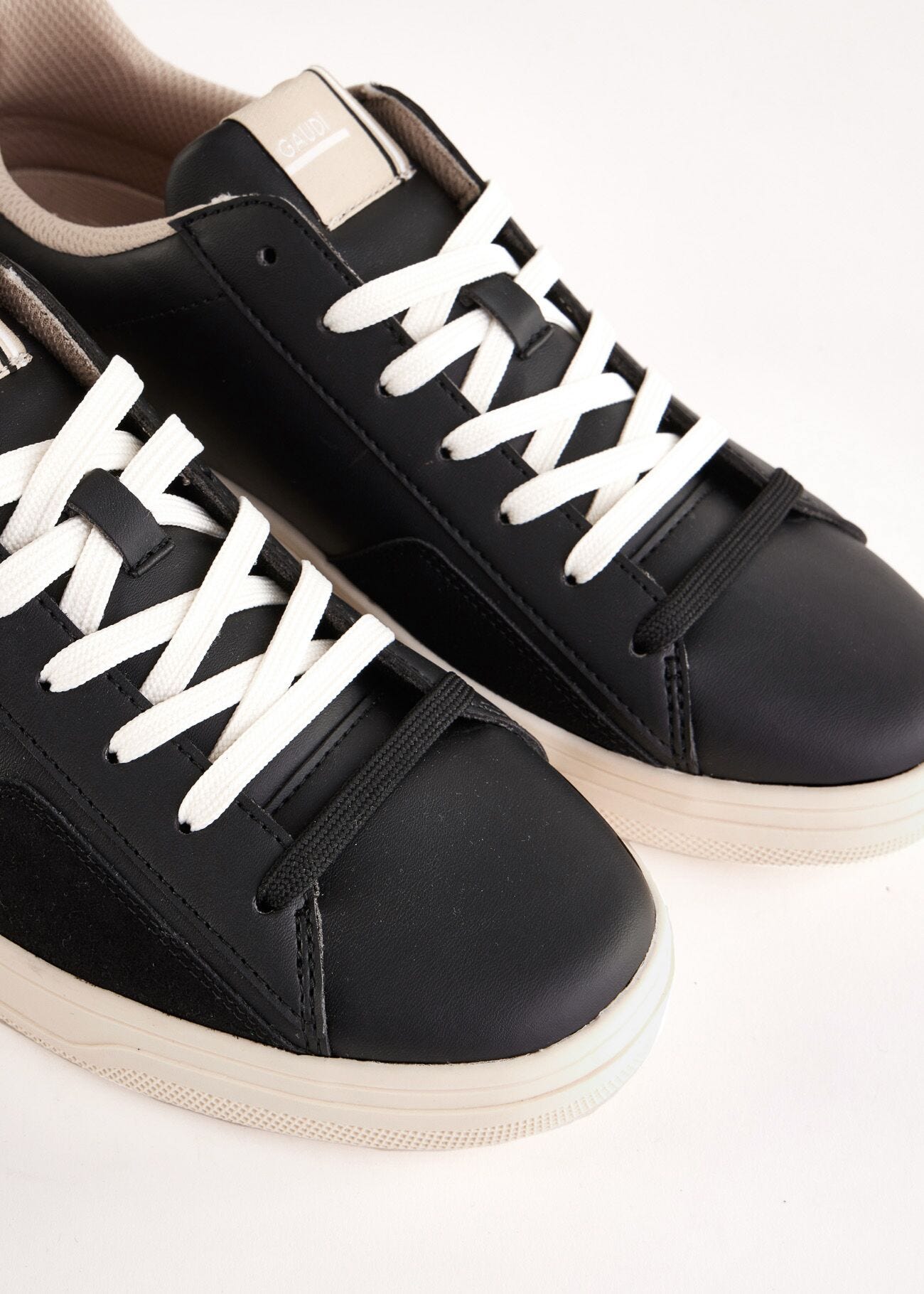 Baskets noires en matière synthétique
