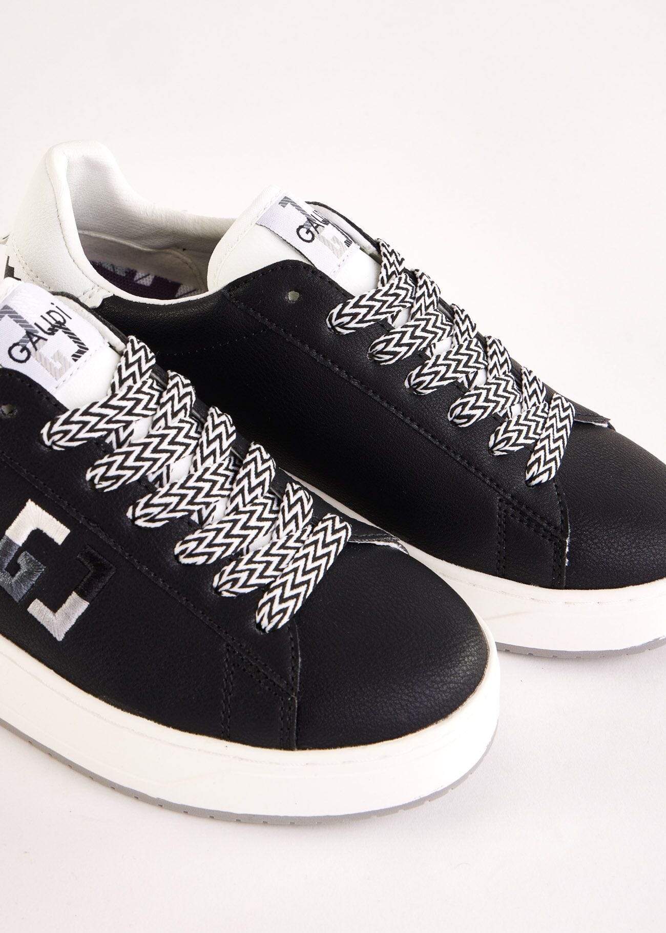 Sneaker nera in similpelle