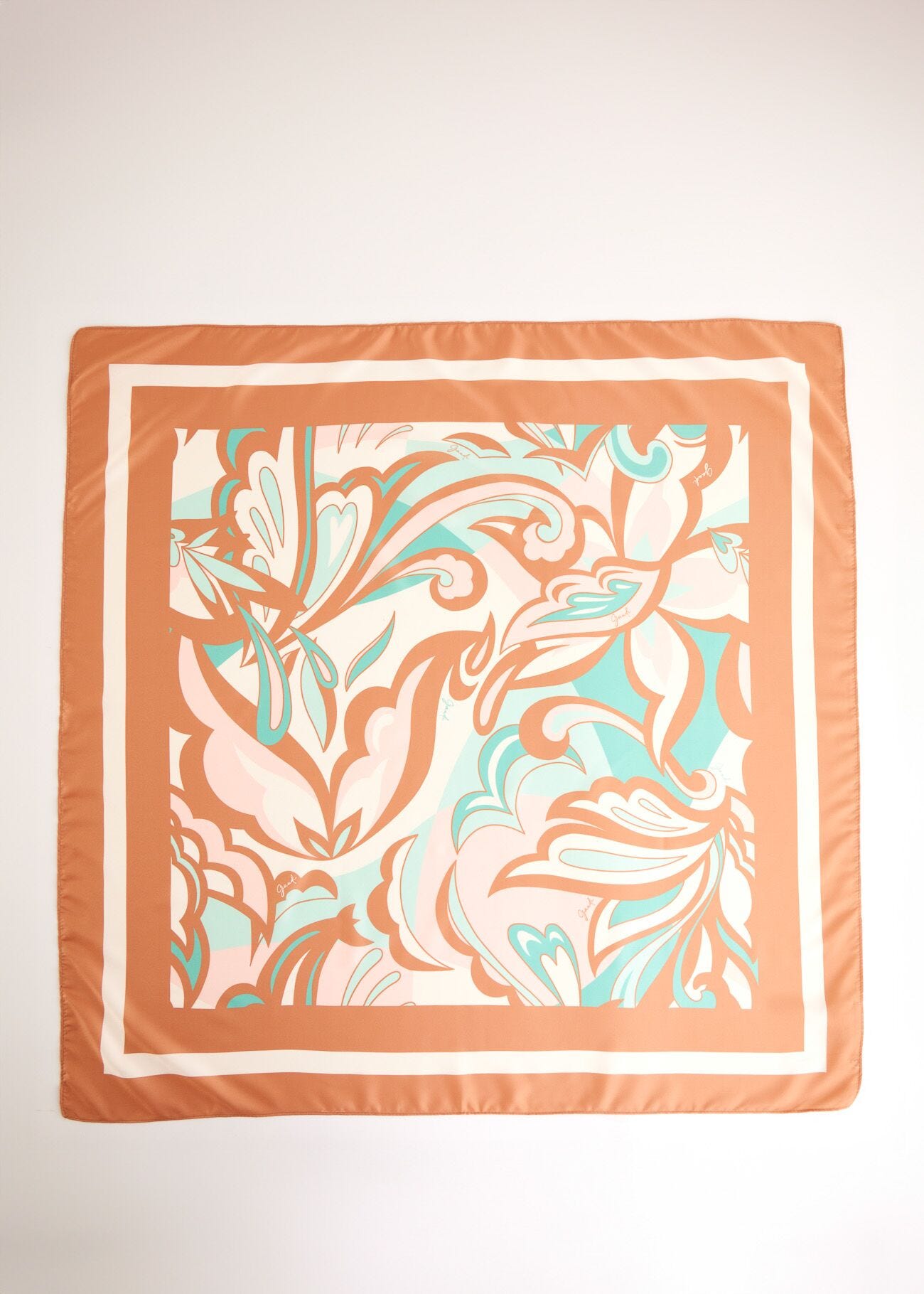 Women's foulard with floral print