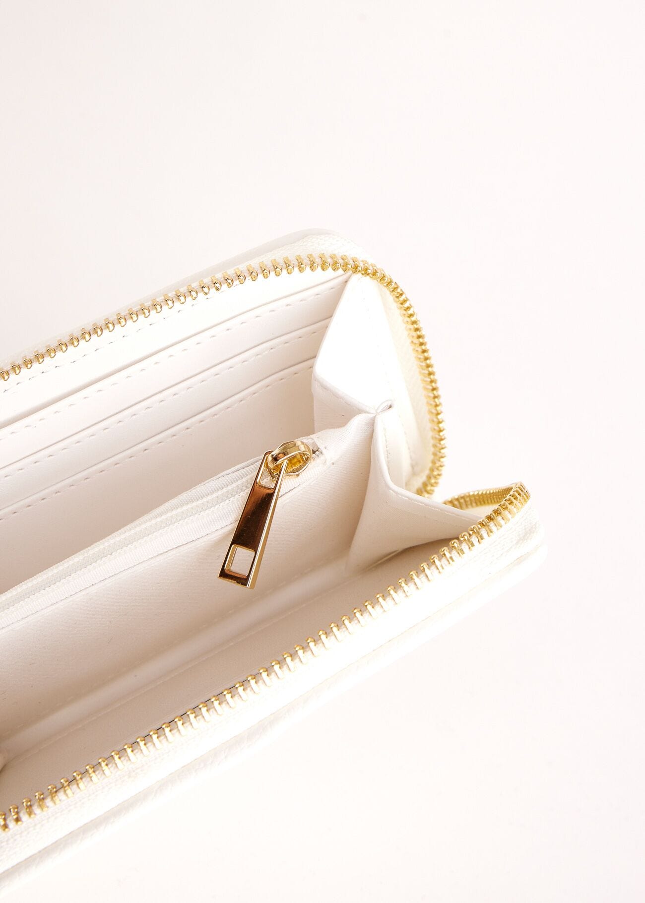 White zip-around wallet