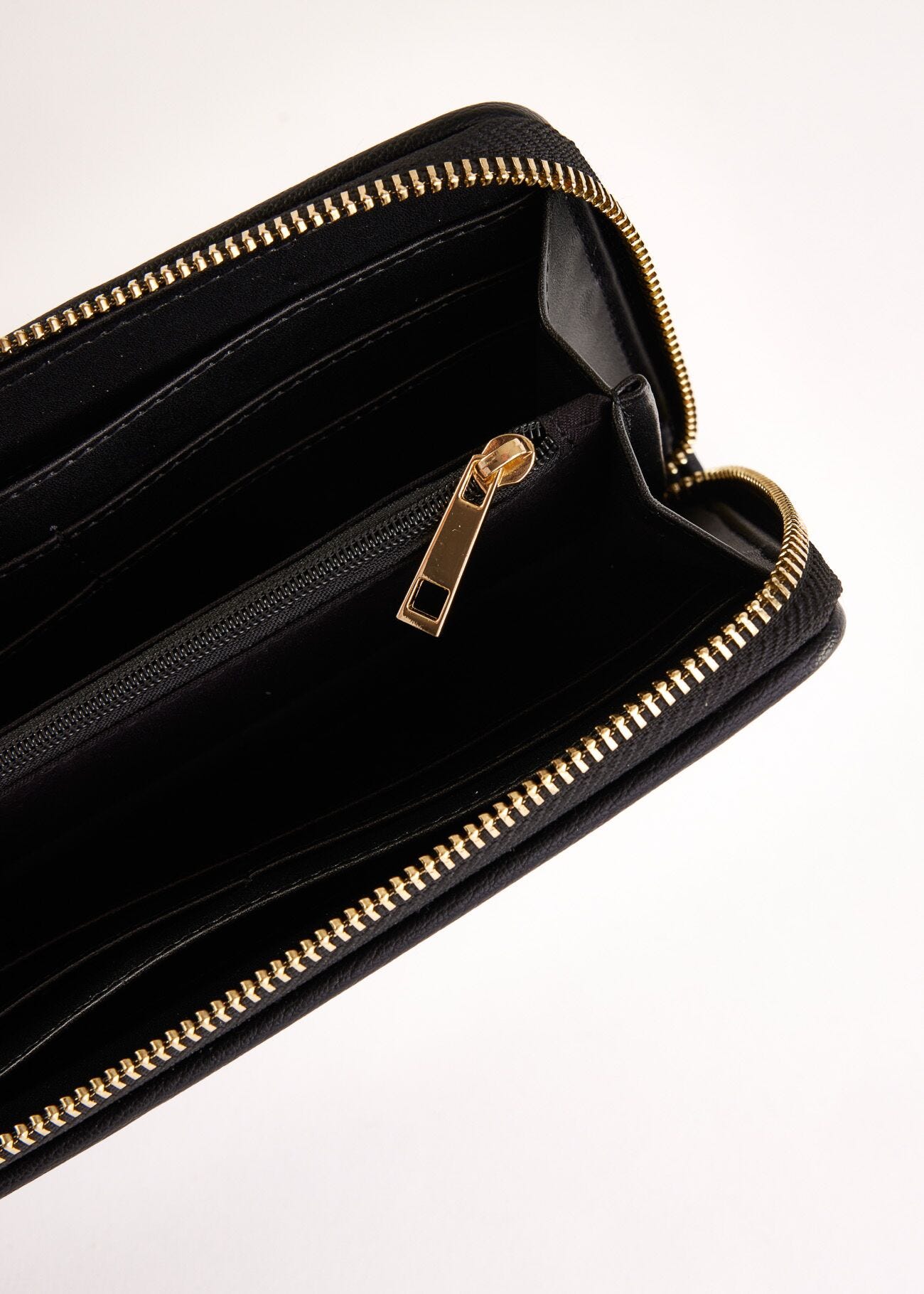 Portefeuille noir zippé sur le pourtour