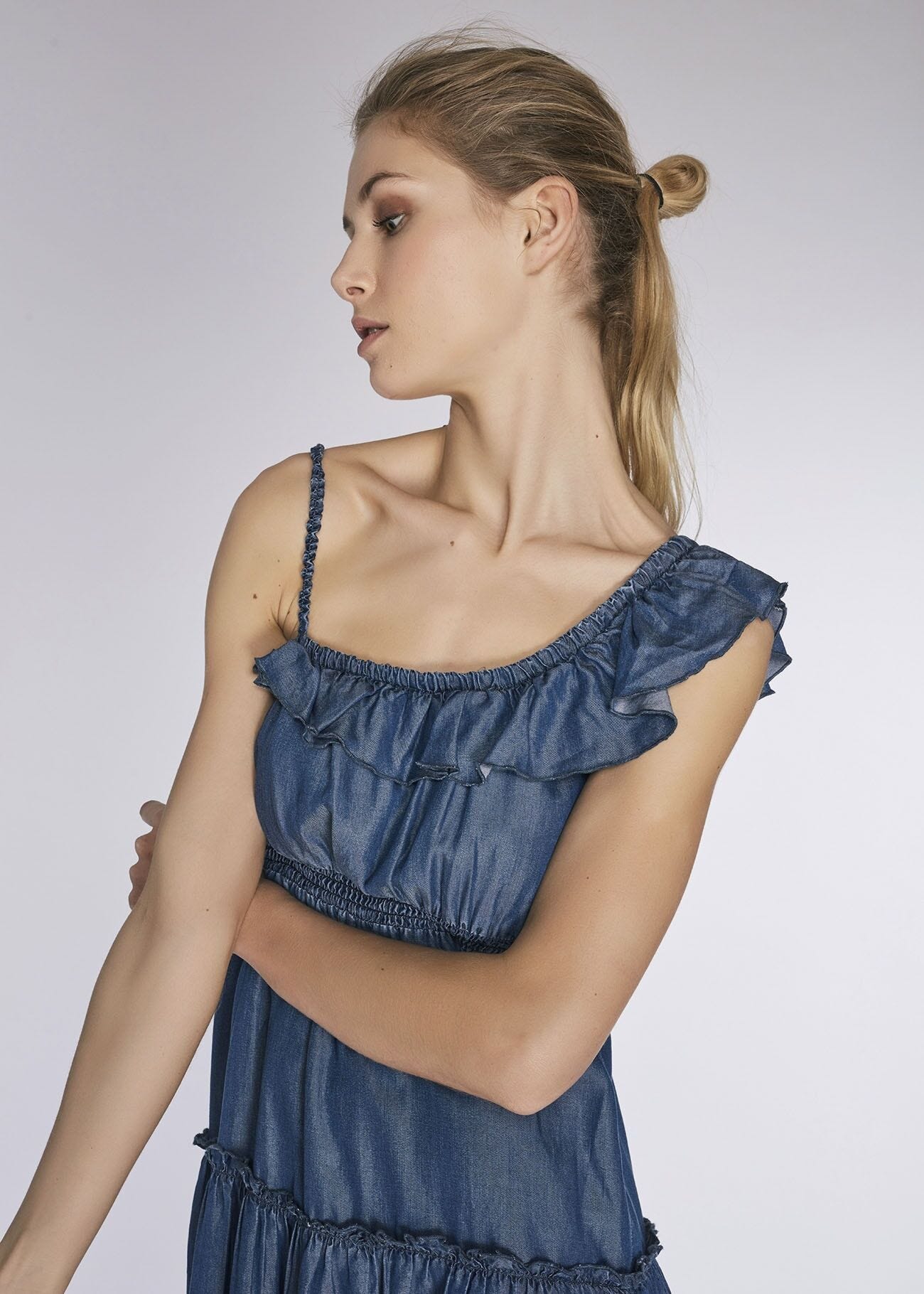 Robe asym&eacute;trique en denim 