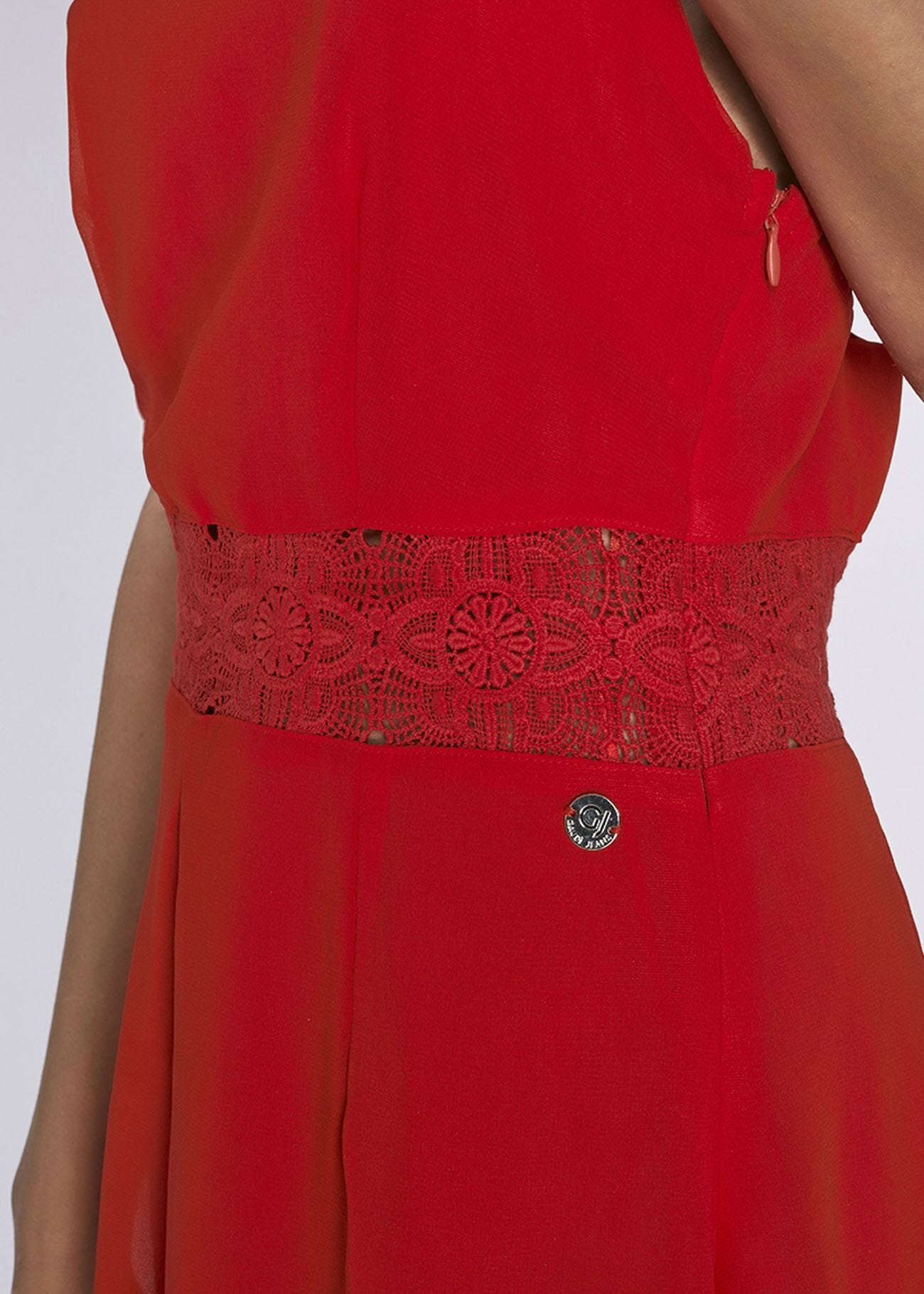 Macac&atilde;o em chiffon com inser&ccedil;&atilde;o em renda 