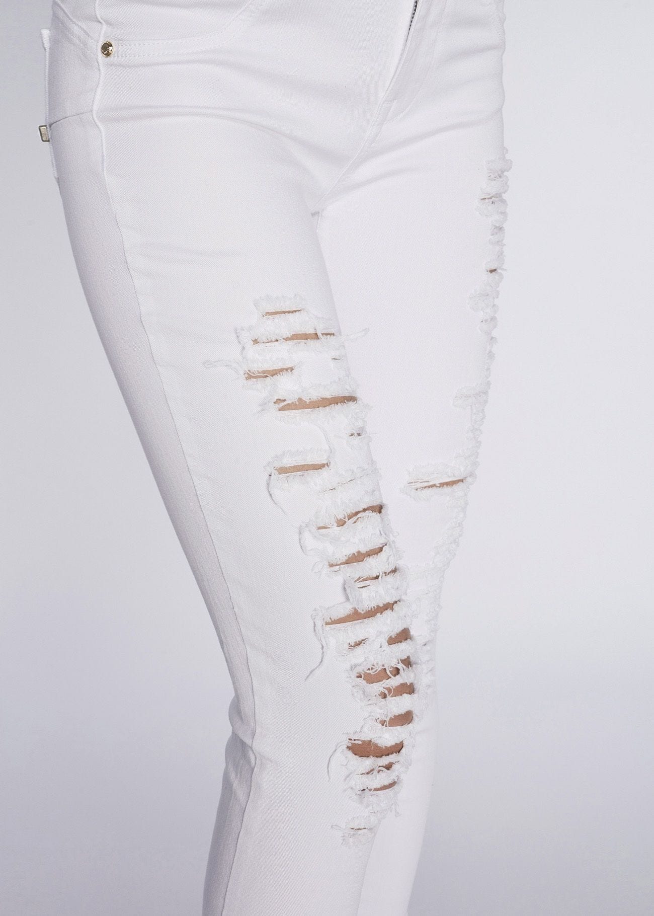 Skinny jeans with destroyed details 