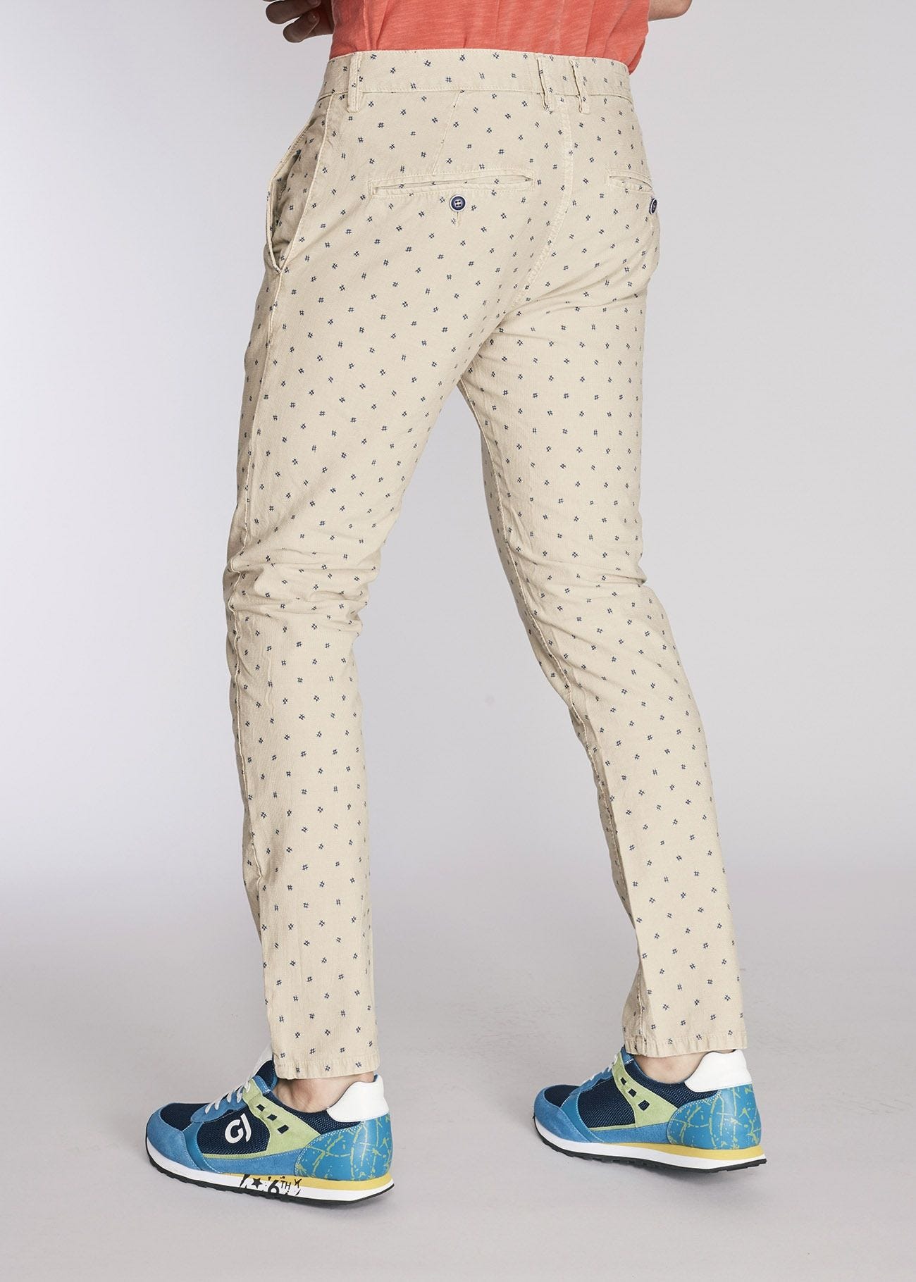 Chino trousers with geometric pattern 
