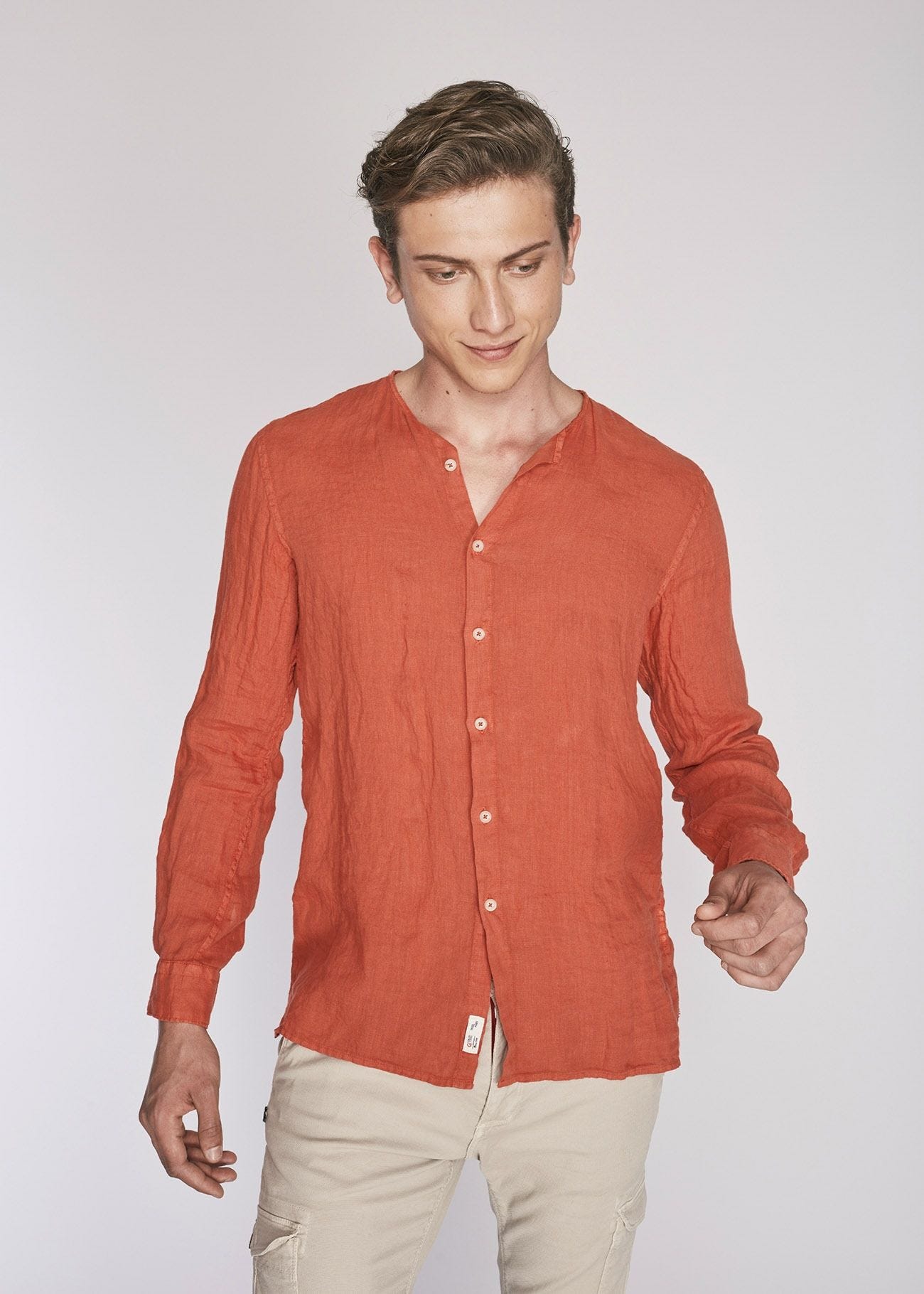 Linen shirt with sharp cut collar