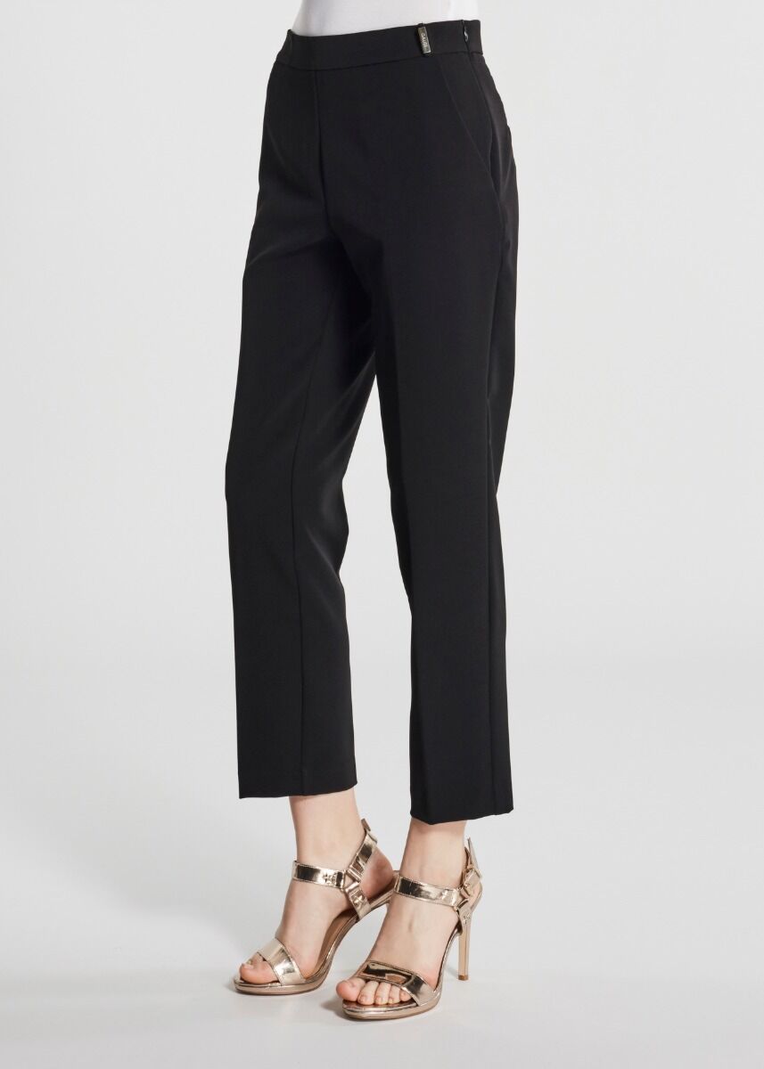 Pantalon coupe carotte en tissu stretch 