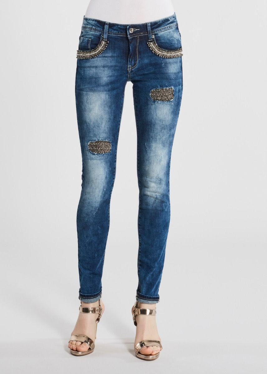 Jeans skinny com pormenores de joia 