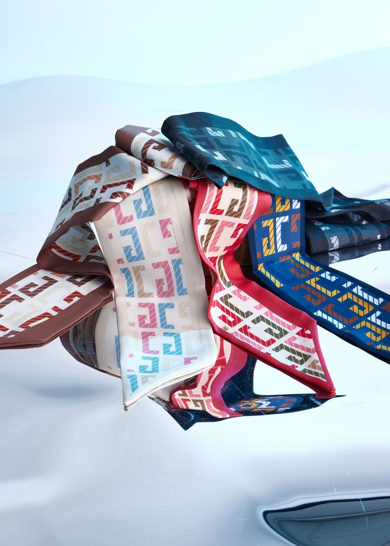 Women's white foulard with logo