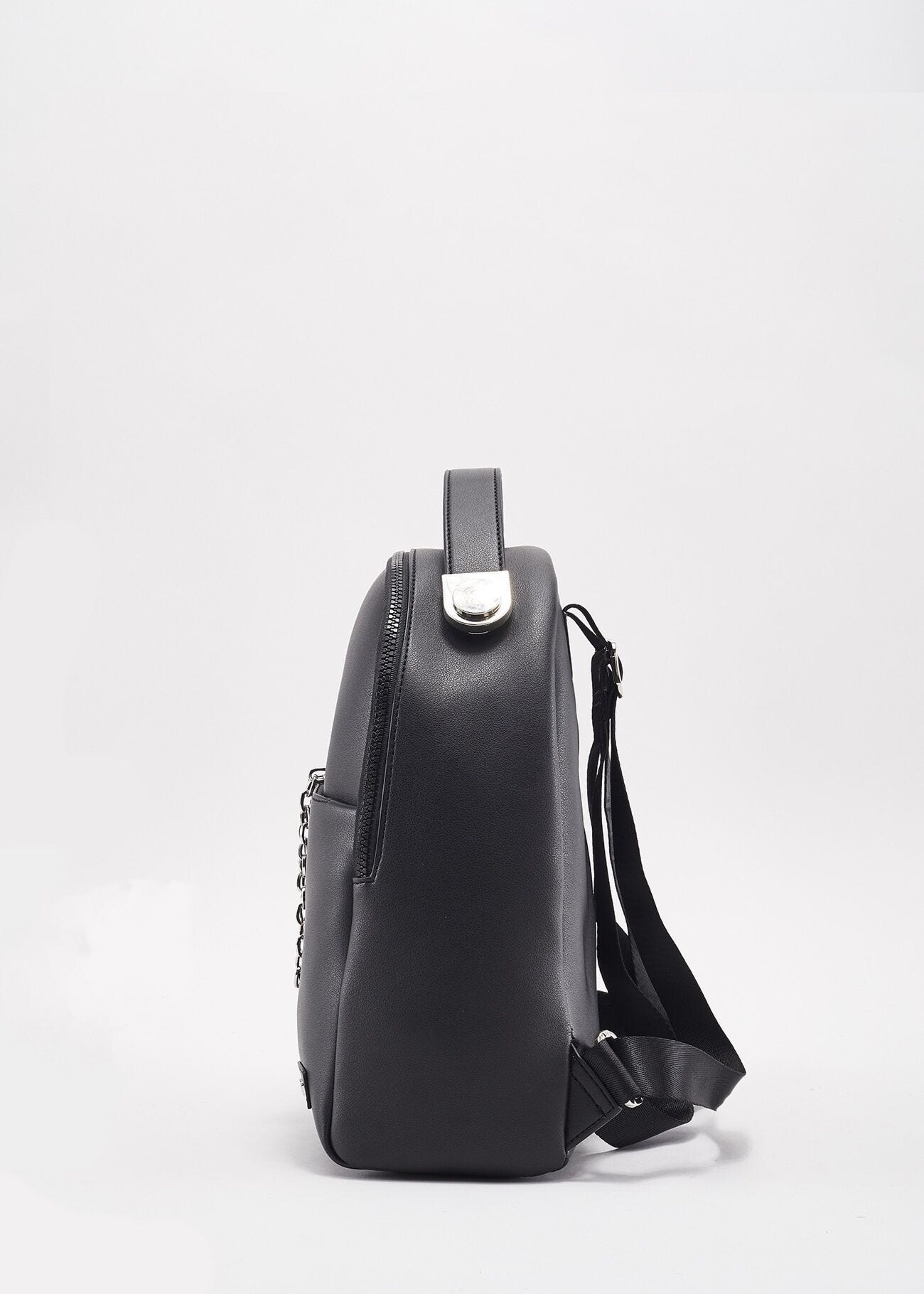 Backpack with adjustable shoulder straps